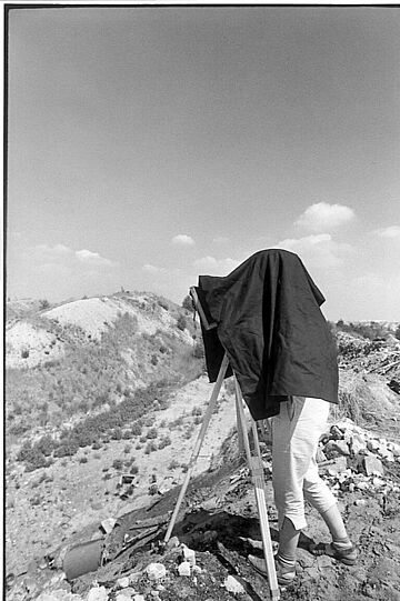 Die Fotografin Marion Wenzel bei der Arbeit, 1985. Weitere Informationen siehe Bildunterschrift