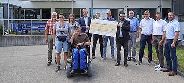 Christian Kühn übergibt einen Förderscheck an die Stiftung St. Franziskus 