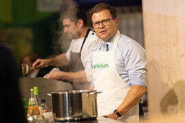 Carsten Schneider am Kochtopf