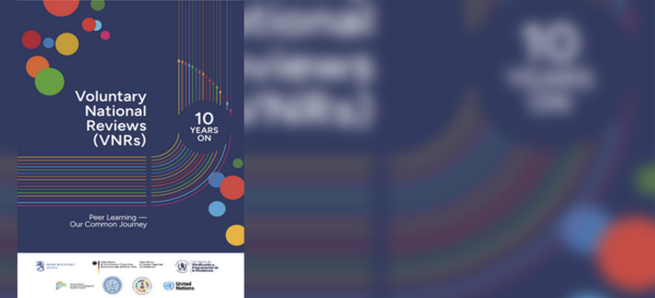 Weiße Schrift auf dunkleblauem Hintergrund