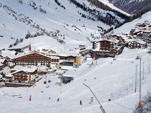 Ein Dorf in den Alpen bei Schnee