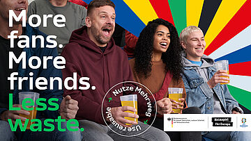 Keyart zur EURO 2024: Fußballfans im Stadion mit Trinkbechern. Nutze Mehrweg.
