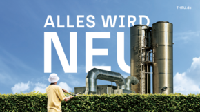 Mann schneidet Hecke vor einer Industrianlage