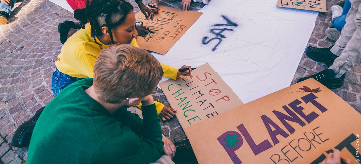 Jugendliche malen Plakate für Klima-Demo