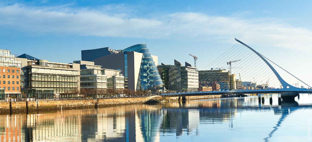 Moderne Gebäude und Büros am Fluss Liffey in Dublin