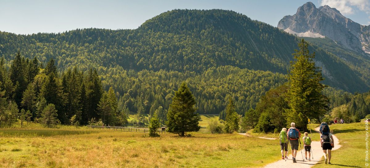 Familie beim Wandern in den Bergen