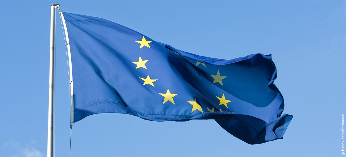 Blaue Fahnen mit gelben Sternen weht im Wind