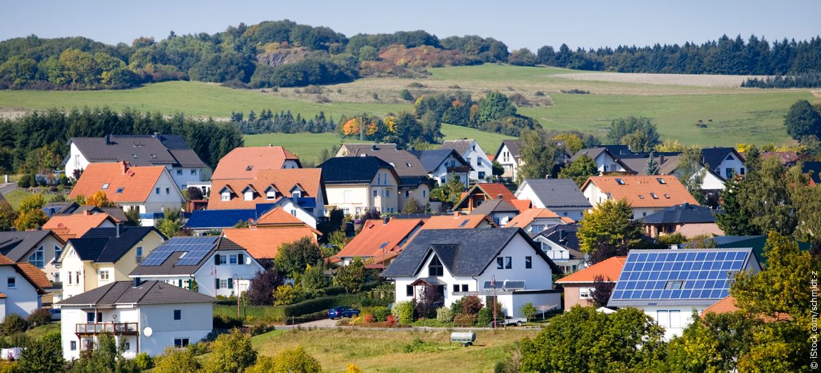 Kommune mit Solarpanelen bedeckten Dächern.